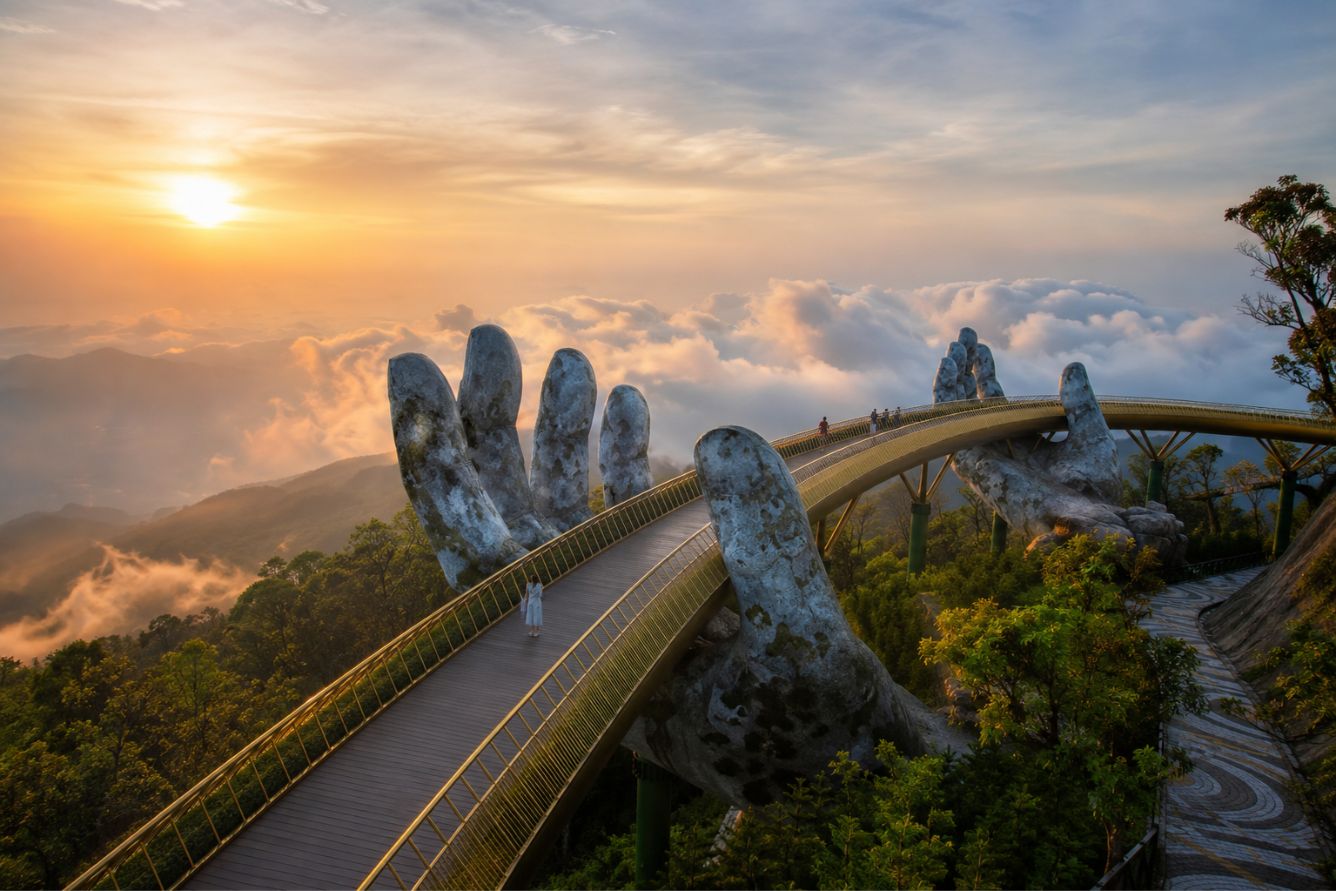 Cầu Vàng Đà Nẵng trong buổi sáng sớm có mây nhẹ