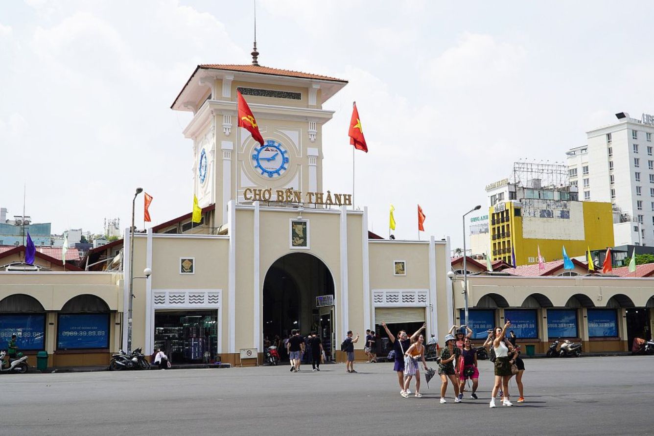 Check-in tháp đồng hồ biểu tượng Sài Gòn tại Chợ Bến Thành