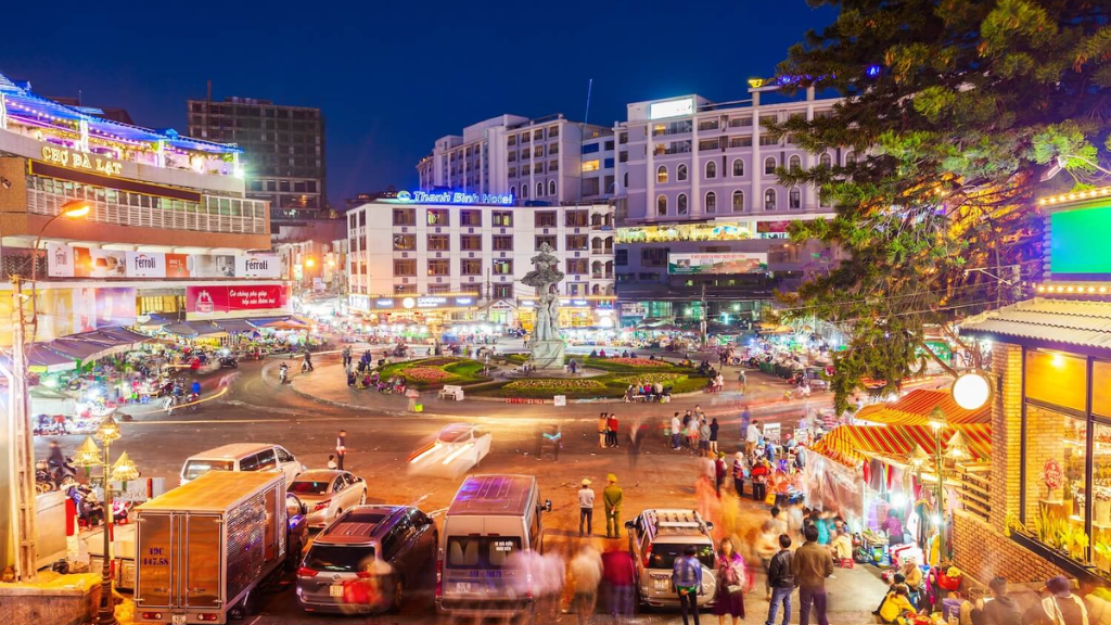khu Hoà Bình nhìn xuống chợ