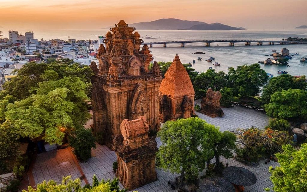 Tháp Bà Ponagar với kiến trúc Chăm Pa cổ kính tại Nha Trang
