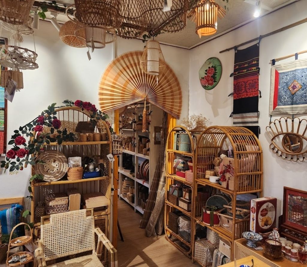 Khu bán quà lưu niệm ở chợ đêm