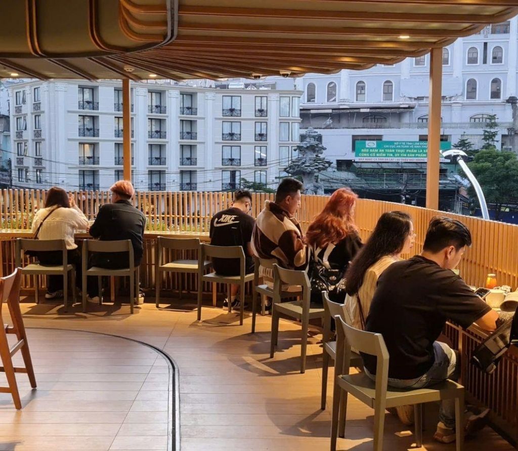 View chợ đêm Đà Lạt từ Starbucks