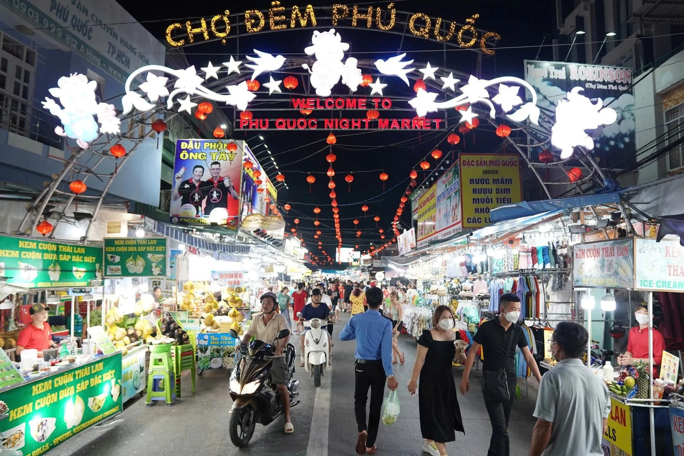 Khung cảnh nhộn nhịp tại chợ đêm Phú Quốc
