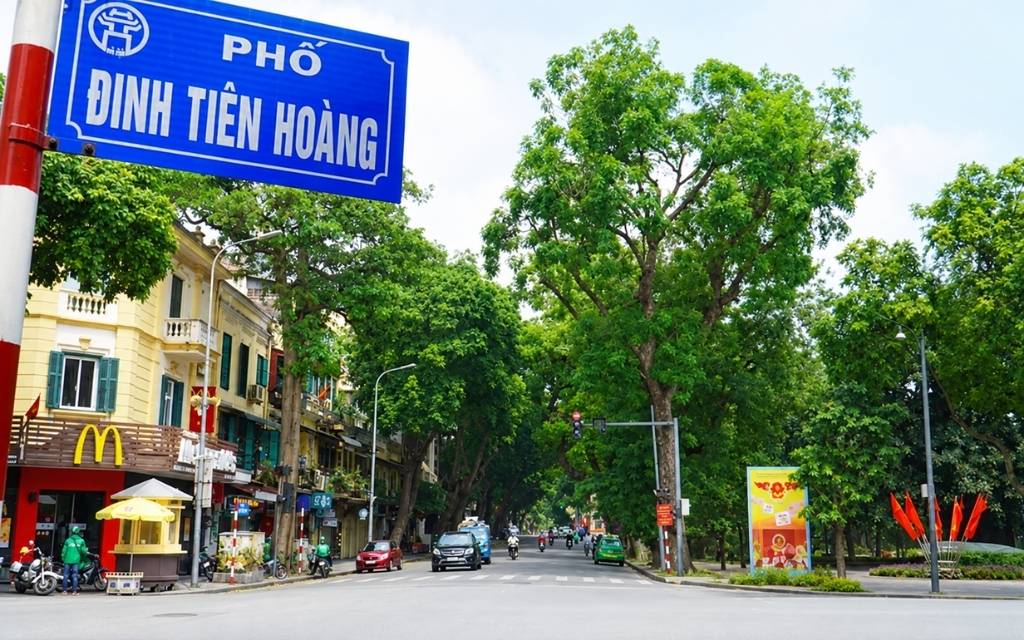 Phố Đinh Tiên Hoàng ven Hồ Hoàn Kiếm tại trung tâm Hà Nội.