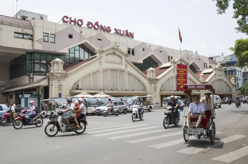 Mặt tiền Chợ Đồng Xuân, Hà Nội nhìn từ tuyến đường phía trước chợ.