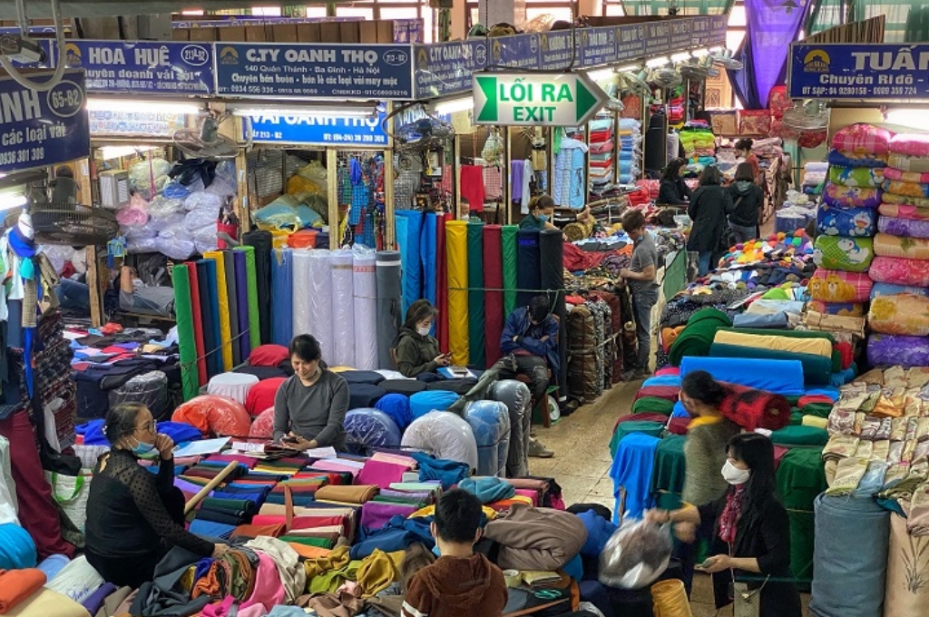 Khu bán vải vóc và hàng may mặc bên trong Chợ Đồng Xuân Hà Nội