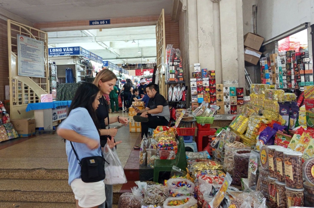 Gian hàng đặc sản và thực phẩm khô bên trong Chợ Đồng Xuân.