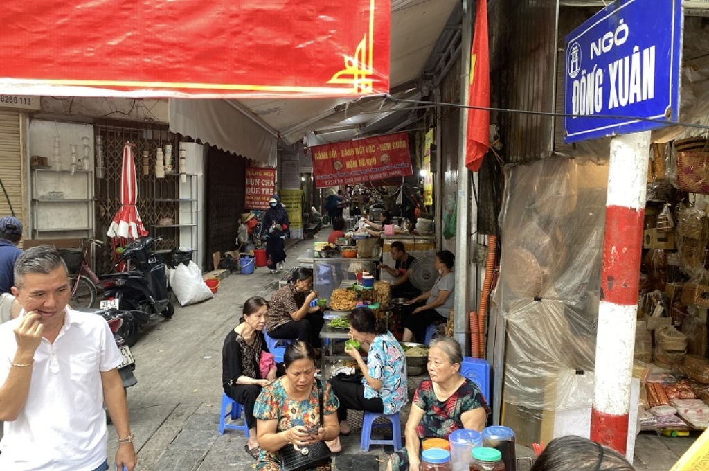 Khu ẩm thực ngõ chợ Đồng Xuân Hà Nội với nhiều hàng quán phục vụ món ăn địa phương.