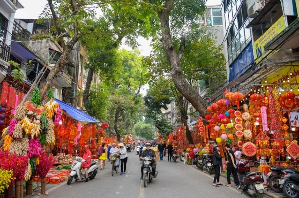 Phố Hàng Mã Hà Nội với các cửa hàng bán đồ trang trí nhiều màu sắc.