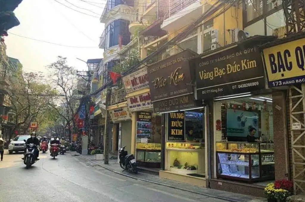 Phố Hàng Bạc Hà Nội với các cửa hàng vàng bạc và trang sức dọc tuyến phố.