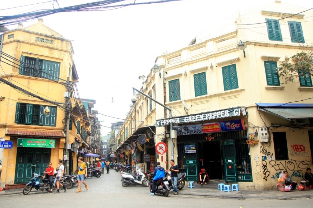 Phố Tạ Hiện Hà Nội với kiến trúc phố cổ và các hàng quán dọc tuyến phố.