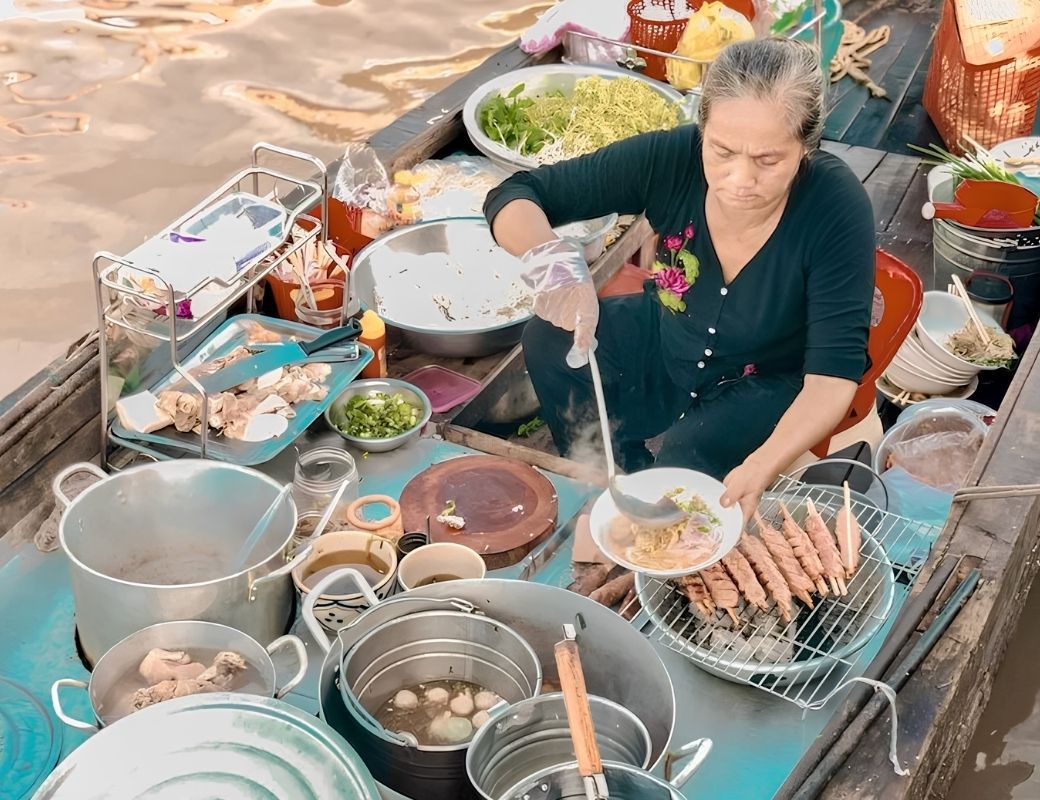 Món ăn sáng được phục vụ trên ghe ở Chợ nổi Cái Răng