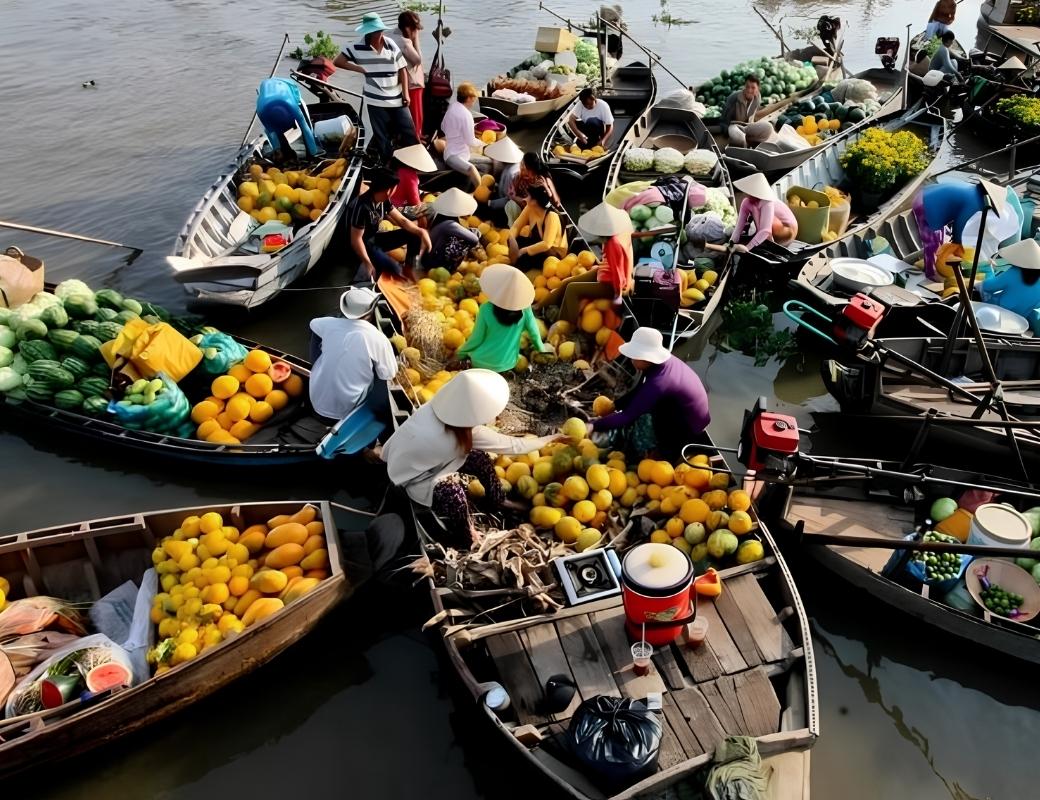 Ghe bán trái cây và nông sản tại Chợ nổi Cái Răng