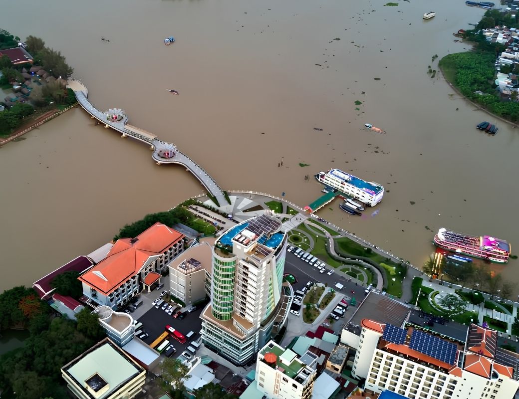 Bến Ninh Kiều và cầu đi bộ Cần Thơ