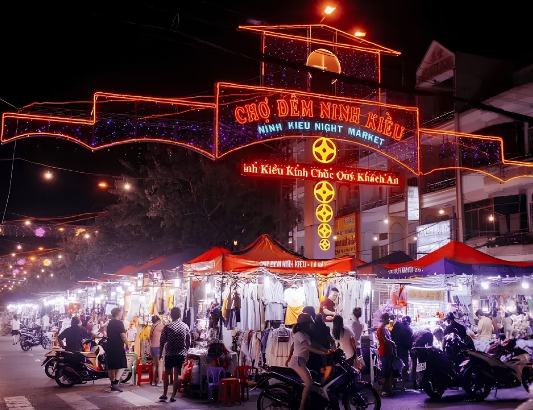 Không gian Chợ đêm Ninh Kiều về tối