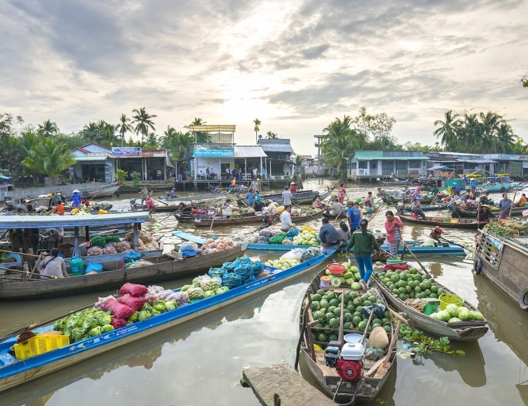 Ghe xuồng trên Chợ nổi Cái Răng mùa nước nổi