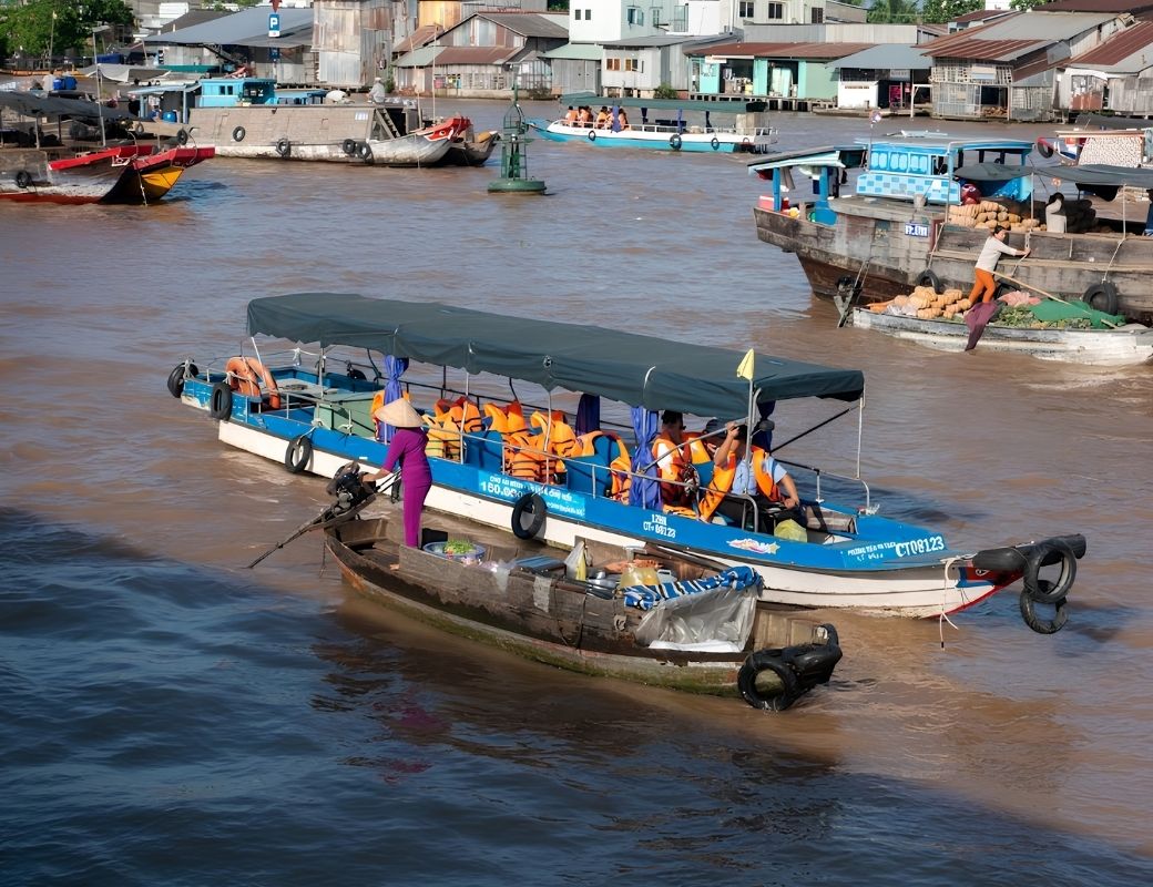 Tàu thuyền di chuyển trên sông đến Chợ nổi Cái Răng