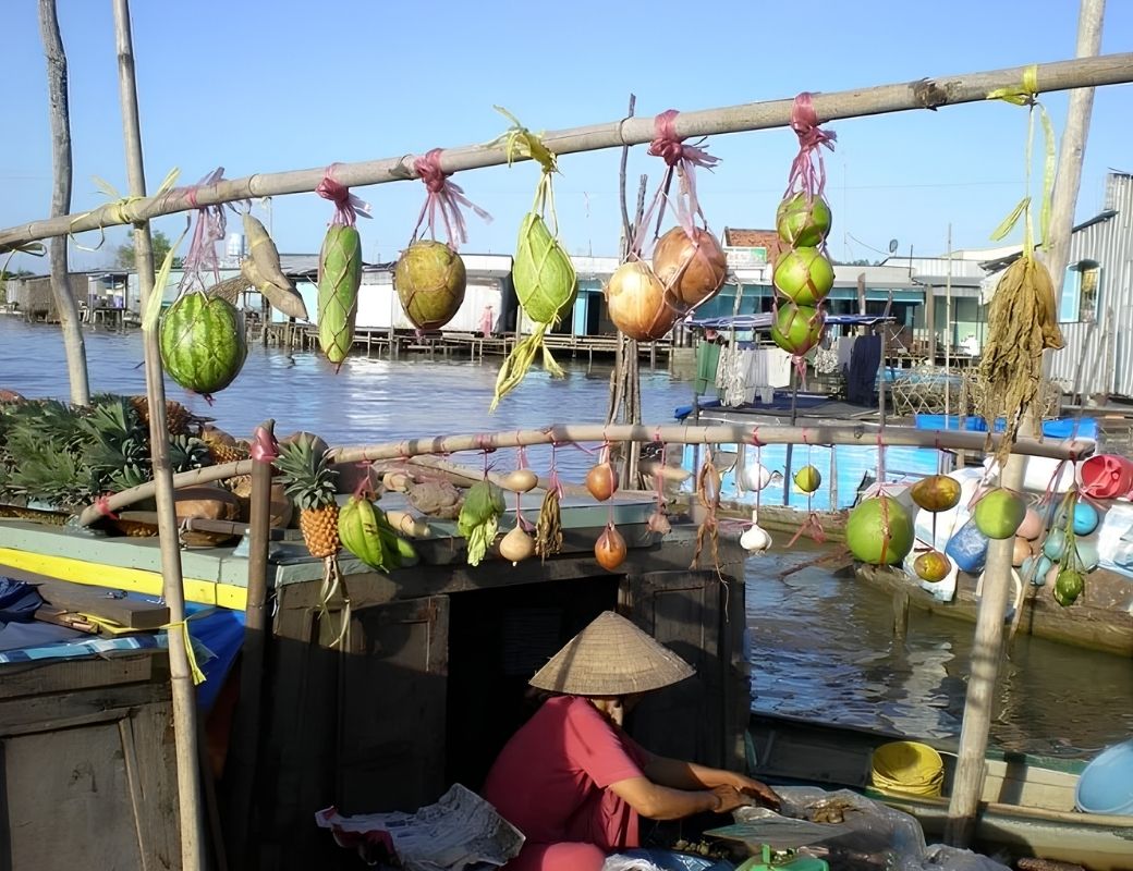 Cây bẹo treo nông sản trên ghe ở Chợ nổi Cái Răng