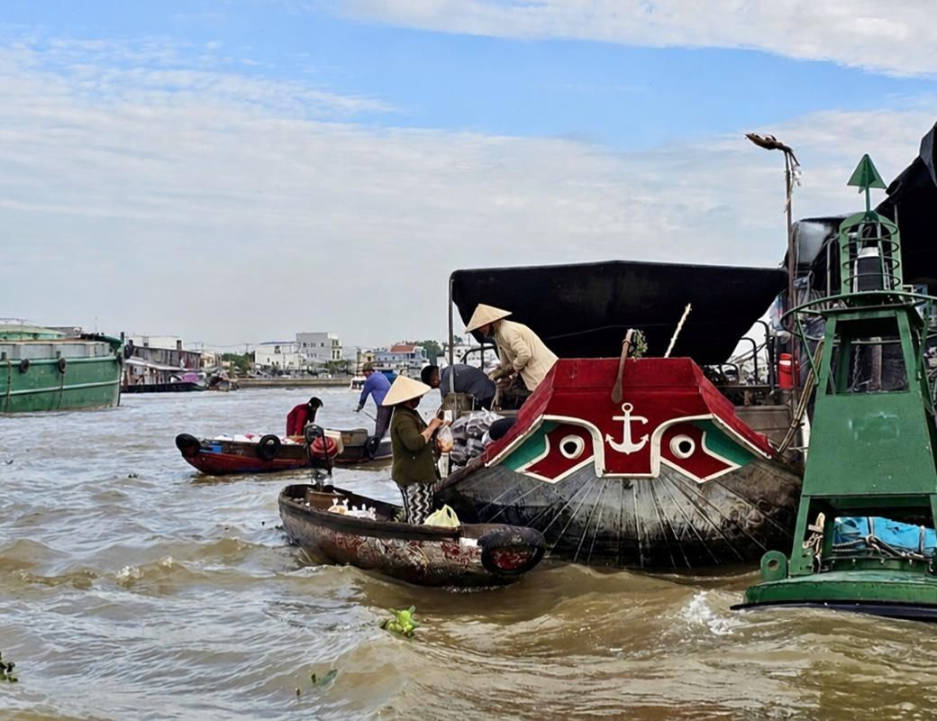 Đôi mắt được vẽ ở mũi ghe tại Chợ nổi Cái Răng