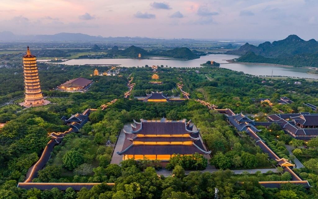 Toàn cảnh Chùa Bái Đính giữa núi non Ninh Bình