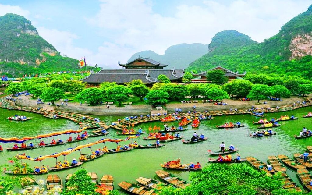 Cảnh quan sông nước và núi đá tại Tràng An Ninh Bình