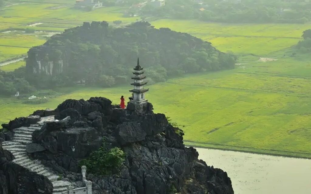 Khung cảnh Hang Múa và bậc thang lên đỉnh núi ở Ninh Bình