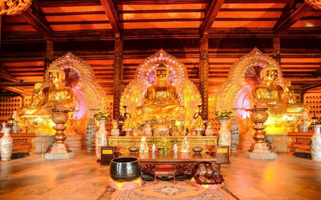 Điện Tam Thế với ba pho tượng Phật tại Chùa Bái Đính
