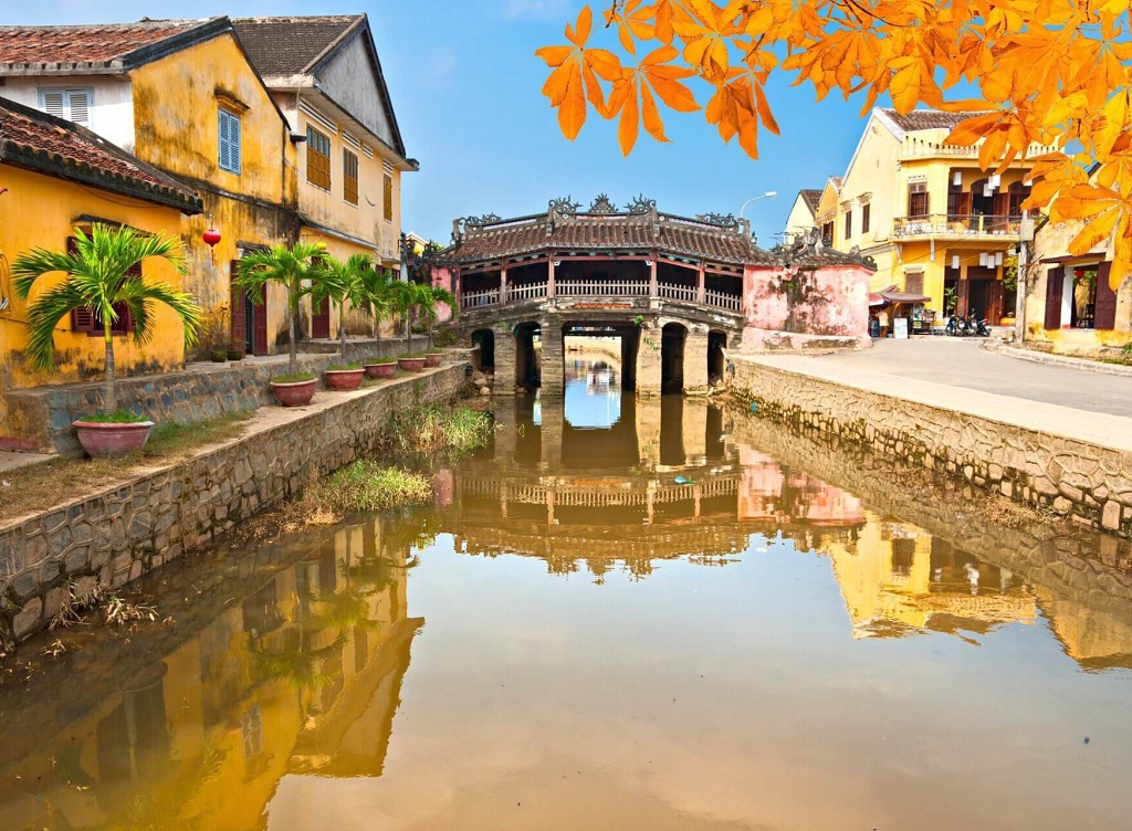 Khung cảnh bình yên ở Chùa Cầu vào sáng sớm