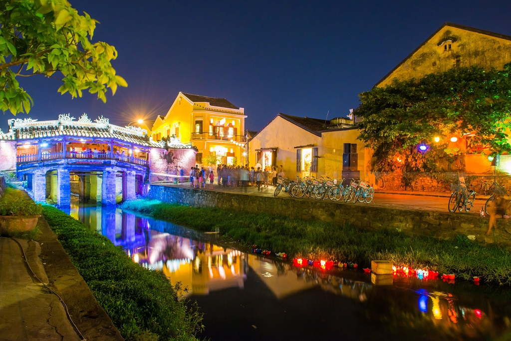 Chiêm ngưỡng vẻ đẹp của Chùa Cầu vào ban đêm