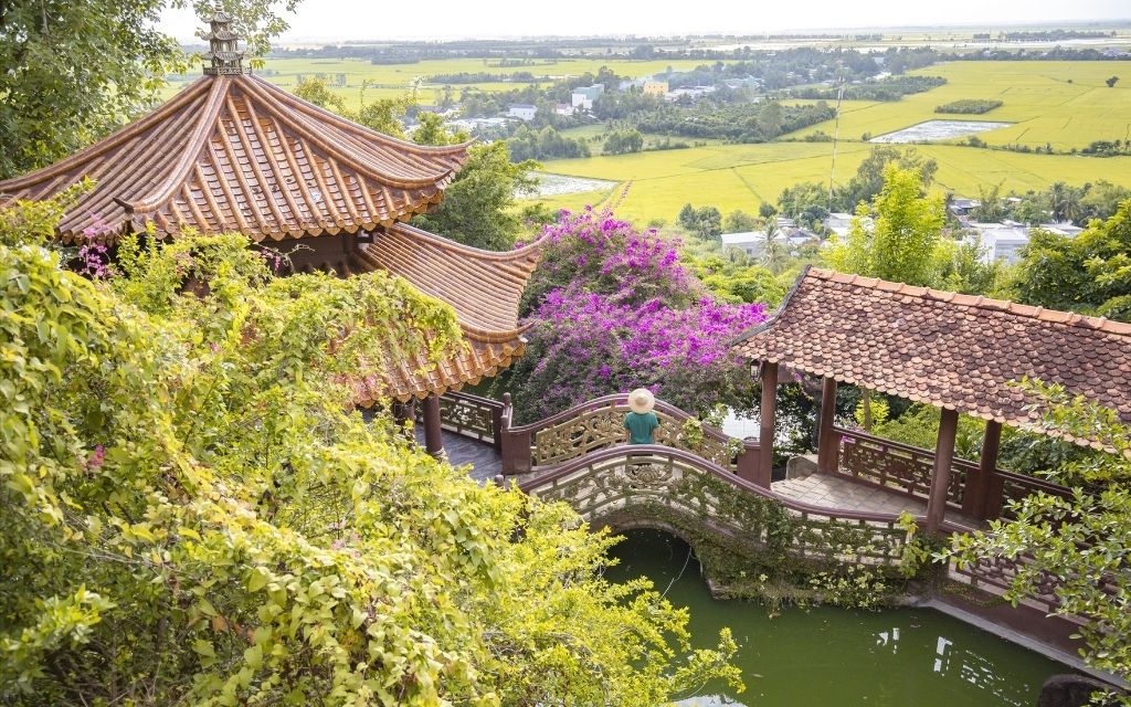 Không gian chùa trong hang đá 