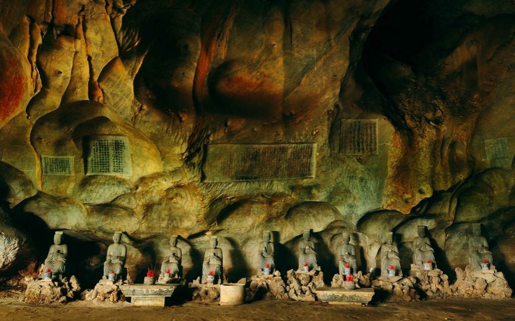 Chùa Hang Kiên Giang trong núi đá vôi 