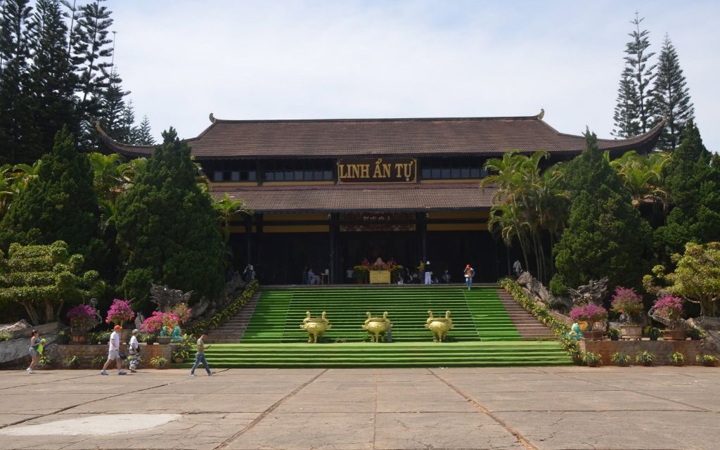 Chánh điện Chùa Linh Ẩn