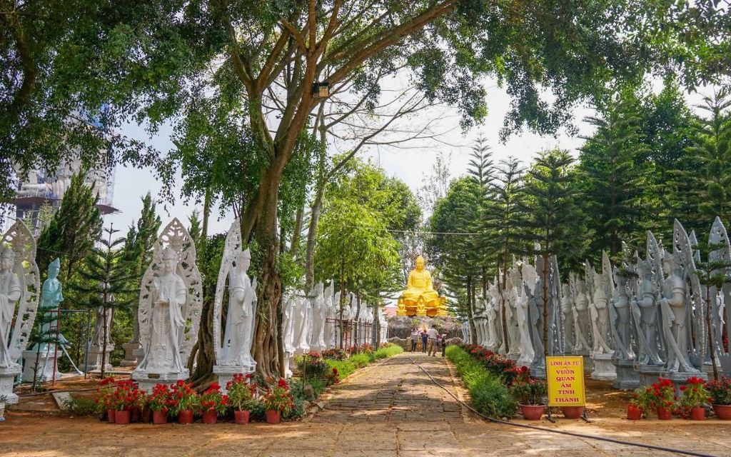 ​​​​​​​Vườn Tịnh Thánh với hàng trăm pho tượng