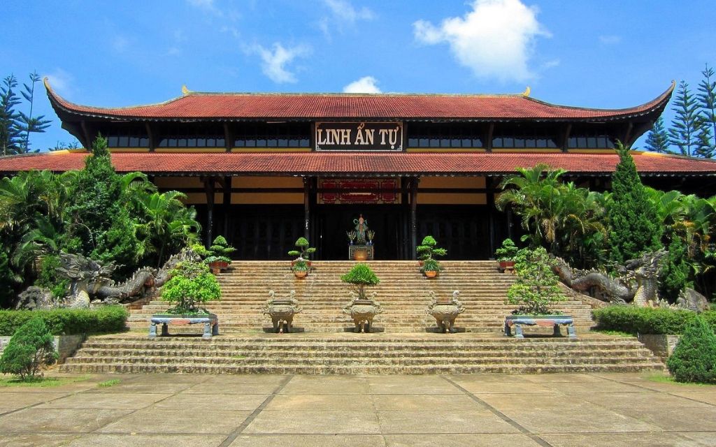 Chánh điện rộng khoảng 1.400 m²