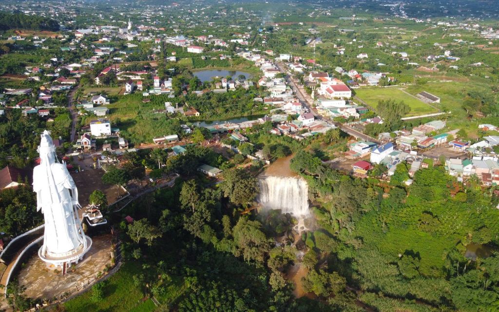 Bao quanh chùa là núi rừng