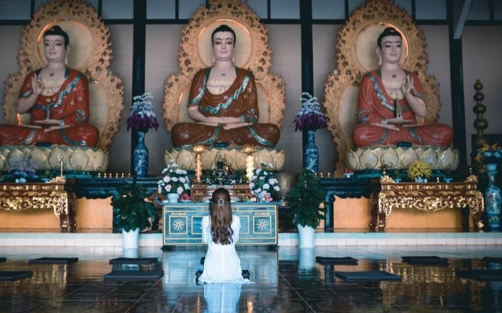 Ảnh chụp bên trong chánh điện