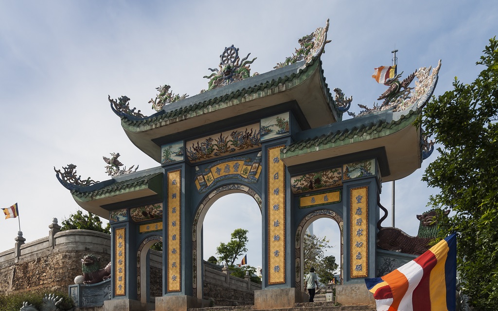 Nhiều người viếng thăm Chùa Linh Ứng dịp lễ Tết