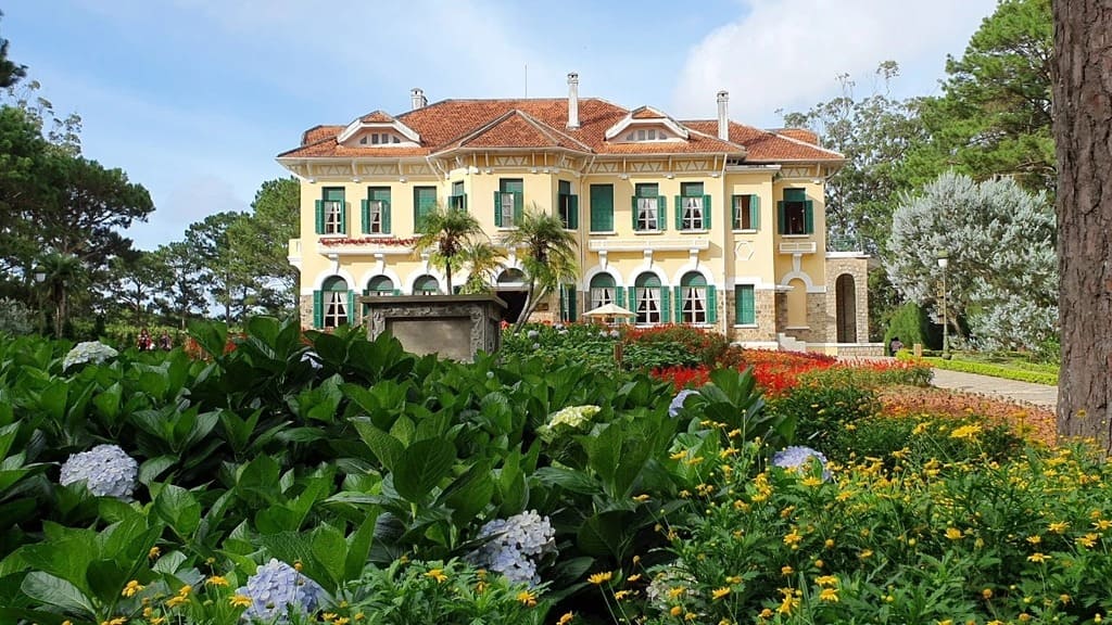Dinh 1 Đà Lạt giữa rừng thông