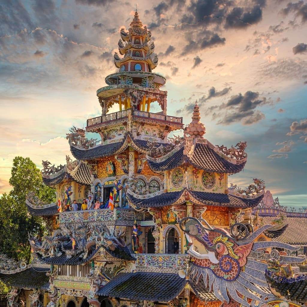 Kiến trúc khảm sành sứ tại Chùa Ve Chai Đà Lạt sau đại trùng tu