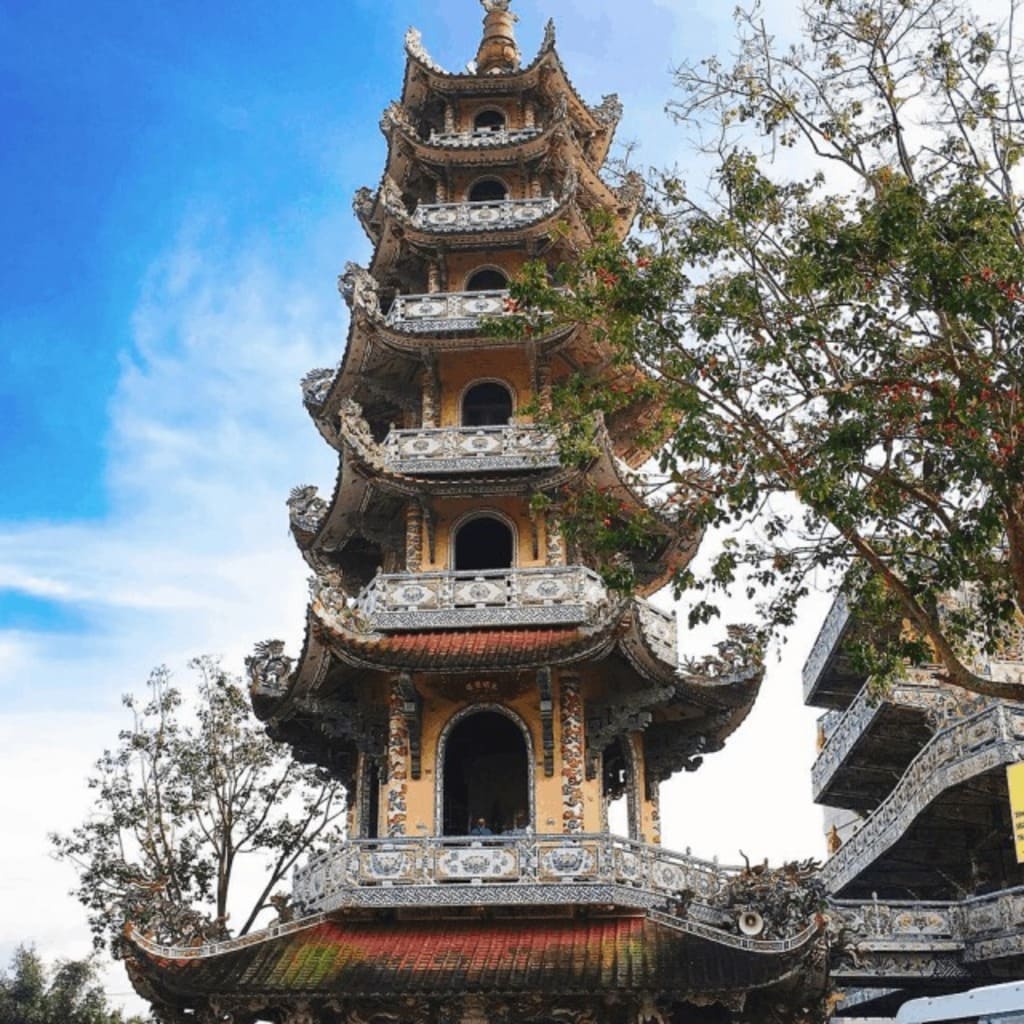 Tòa Linh Tháp 7 tầng tại Chùa Ve Chai Đà Lạt