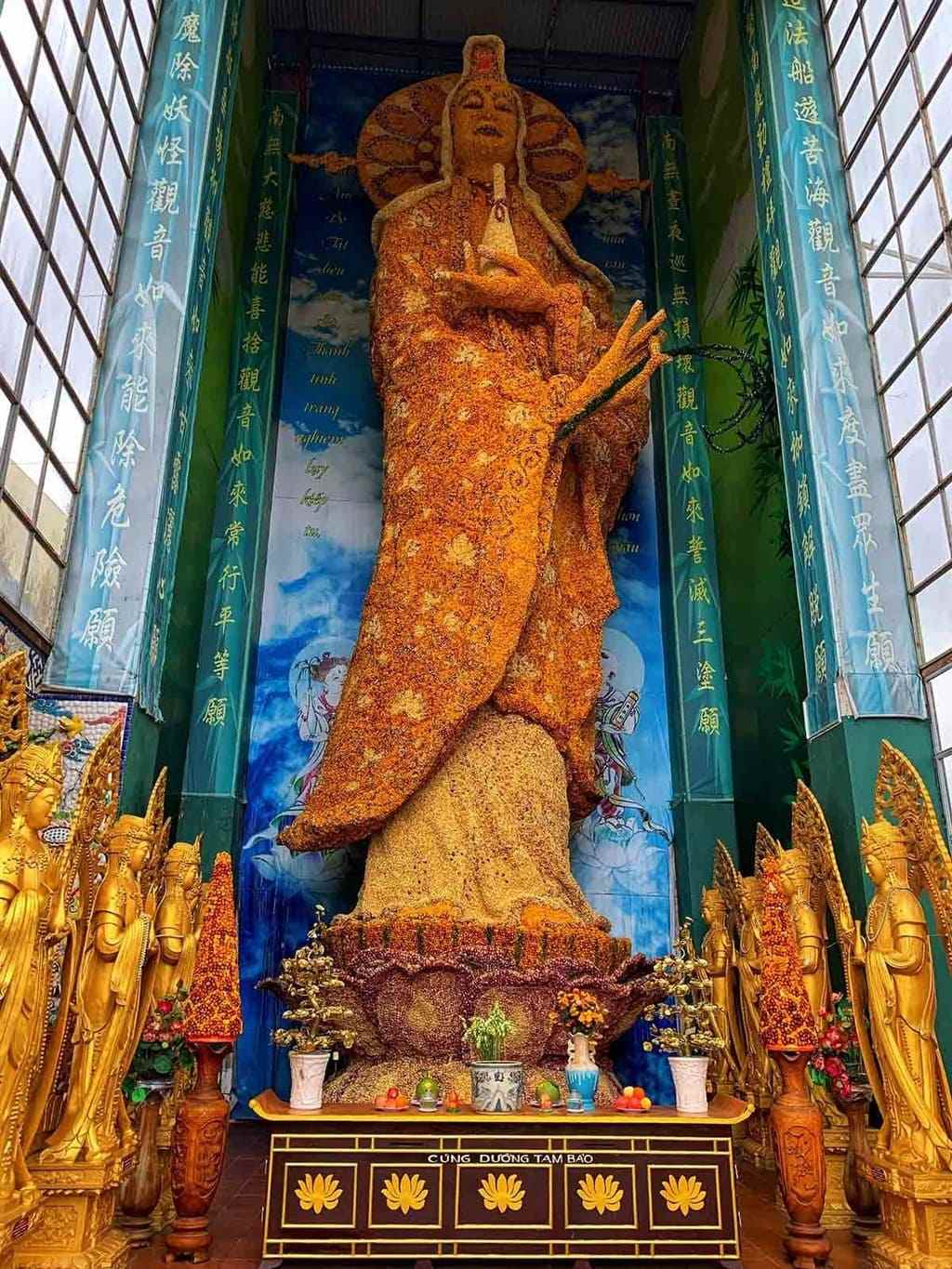 Tượng Quán Thế Âm bằng hoa bất tử Chùa Linh Phước