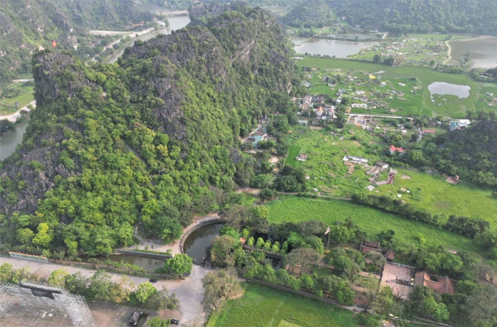 Núi Mã Yên và cảnh quan Hoa Lư nhìn từ trên cao