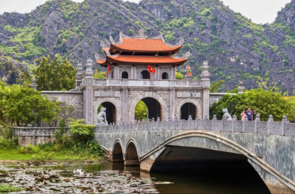 Cổng thành cổ giữa núi đá tại Cố đô Hoa Lư