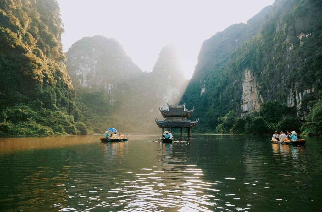 Thuyền trên mặt nước giữa núi đá tại Quần thể danh thắng Tràng An