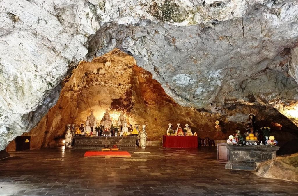 Không gian thờ tự bên trong Động Am Tiên Ninh Bình