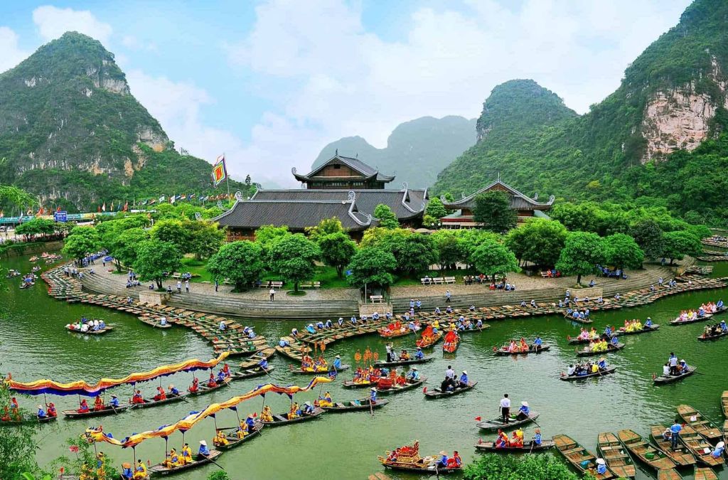 Khu di tích Cố đô Hoa Lư giữa núi đá và hồ nước