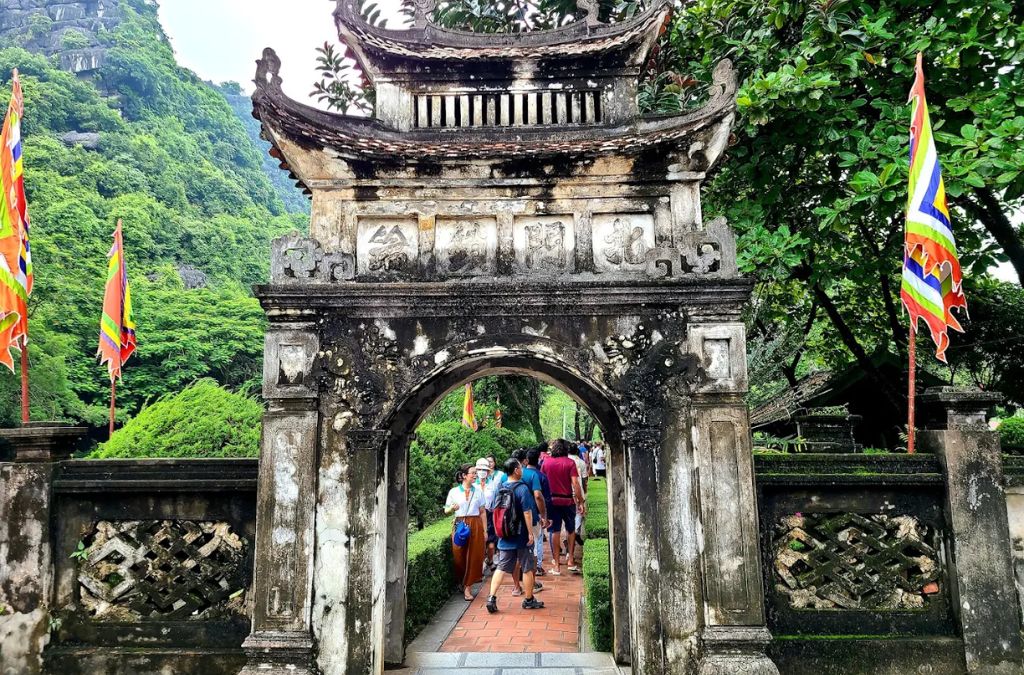 Cổng cổ treo cờ tại khu di tích Cố đô Hoa Lư
