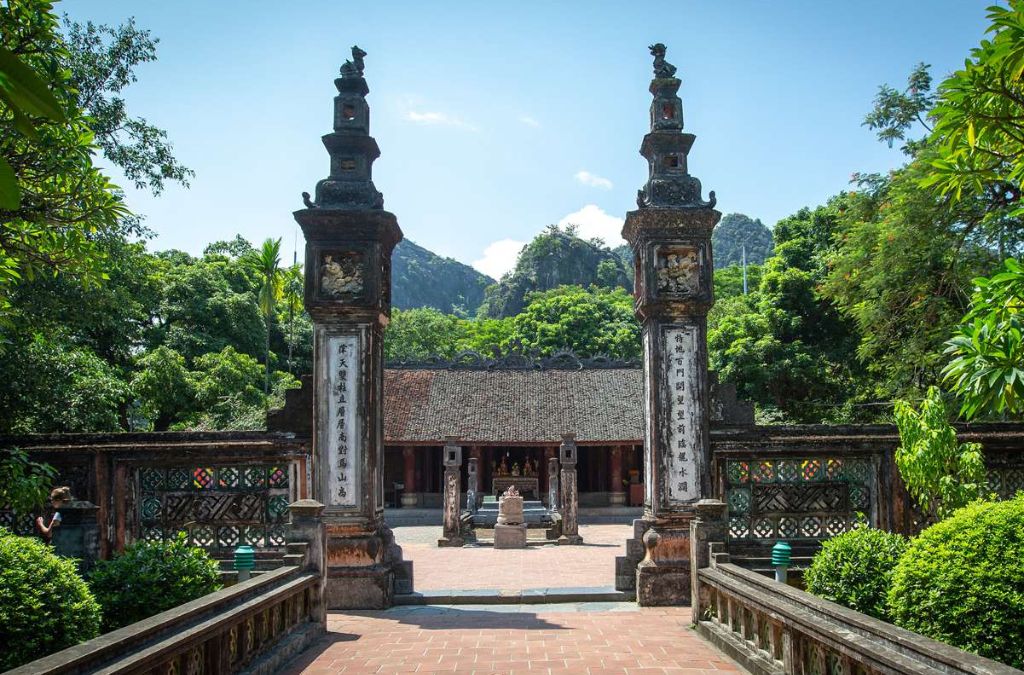 Lối vào khu đền cổ trong Cố đô Hoa Lư
