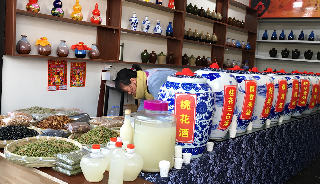 Mua quà lưu niệm tại cổ trấn