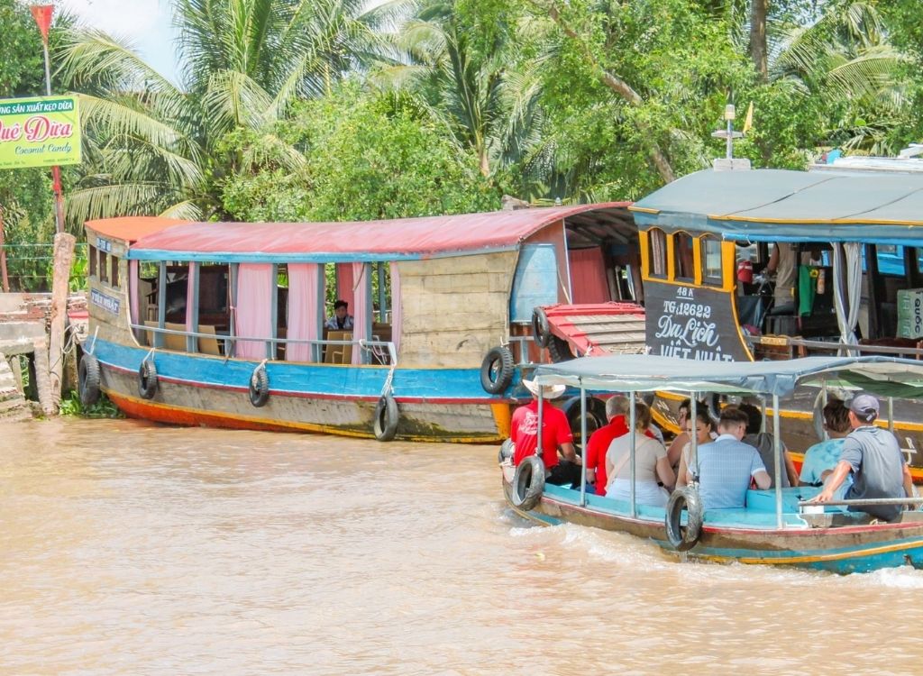 Đi thuyền khám phá sông Tiền
